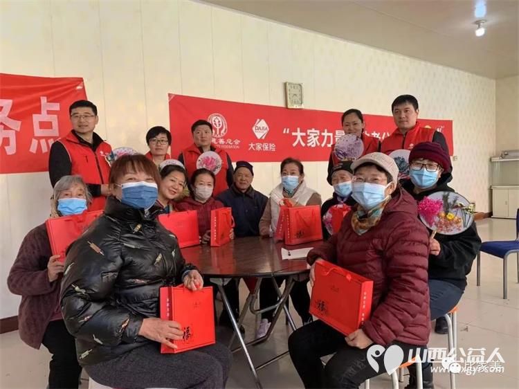 太原市比家美养老服务中心在黄陵街办煤机社区和社区居民一起制作干花团扇 - 第1张