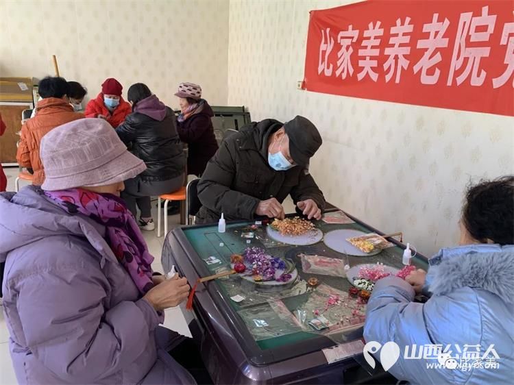 太原市比家美养老服务中心在黄陵街办煤机社区和社区居民一起制作干花团扇 - 第5张