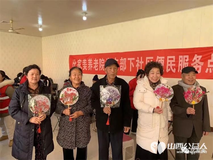 太原市比家美养老服务中心在黄陵街办煤机社区和社区居民一起制作干花团扇 - 第9张