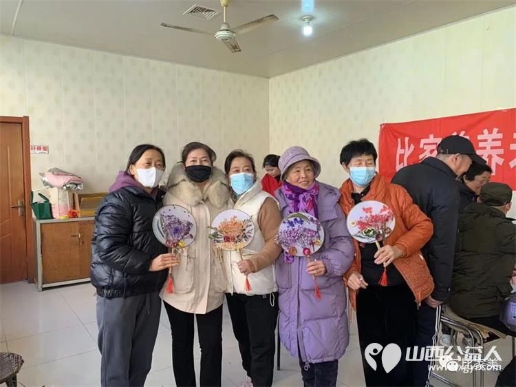 太原市比家美养老服务中心在黄陵街办煤机社区和社区居民一起制作干花团扇 - 第8张