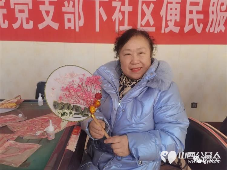 太原市比家美养老服务中心在黄陵街办煤机社区和社区居民一起制作干花团扇 - 第3张