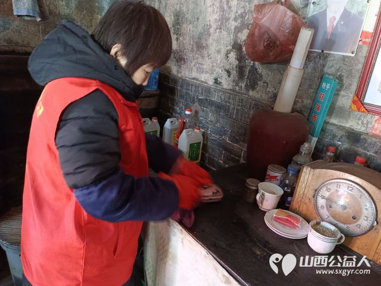 介休市敬老协会敬老爱老助老行动在张兰镇田堡村去入户特困老人83岁王友庆家中 - 第9张 - 山西公益人 介休市敬老协会敬老爱老助老行动在张兰镇田堡村去入户特困老人83岁王友庆家中 - 第9张