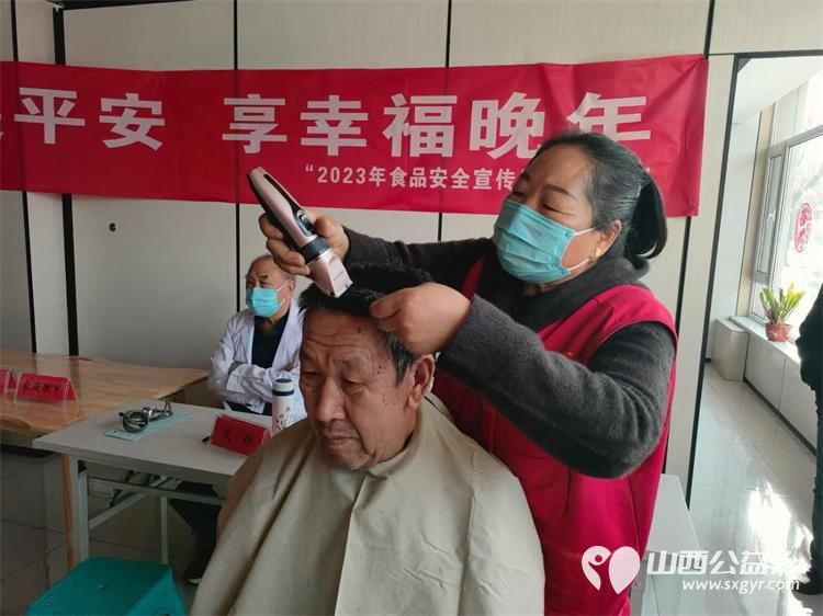 国际志愿者日寿阳卡卡公益走进养老社区开展理发，义诊等志愿者活动 - 第7张