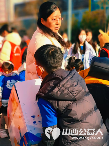 太原市儿童友好促进会的一支小分队分装为山区孩子筹集的温暖包打包发往各地 - 第12张 - 山西公益人 太原市儿童友好促进会的一支小分队分装为山区孩子筹集的温暖包打包发往各地 - 第12张