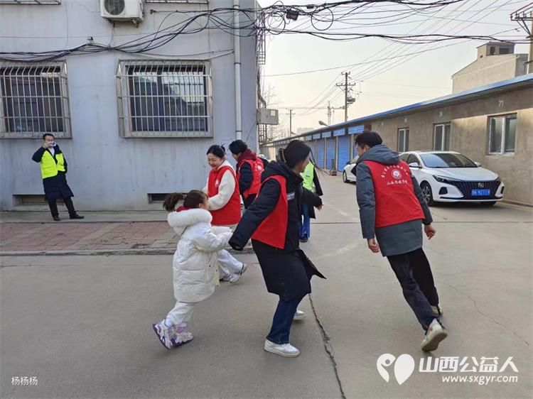 晋中市政协委员、人大代表、工会志愿者、青联委员、青年志愿者联合开展关爱青少年、关爱困难家庭公益活动 - 第9张