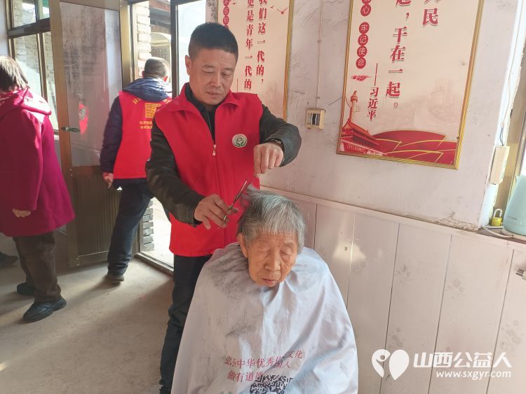 介休市敬老协会“孝善行”之敬老爱老助老行动在张兰镇旧新堡村给老人爱心理发、义诊 - 第10张 - 山西公益人 介休市敬老协会“孝善行”之敬老爱老助老行动在张兰镇旧新堡村给老人爱心理发、义诊 - 第10张