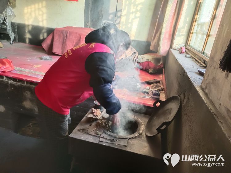 介休市敬老协会志愿者在张兰镇旧新堡村入户特困老人90岁侯怀钰家中送一份儿女般的关爱 - 第10张 - 山西公益人 介休市敬老协会志愿者在张兰镇旧新堡村入户特困老人90岁侯怀钰家中送一份儿女般的关爱 - 第10张