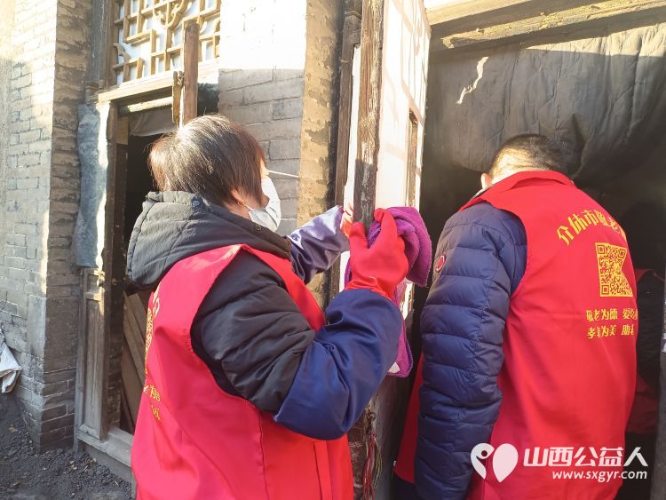 介休市敬老协会志愿者在张兰镇旧新堡村入户特困老人90岁侯怀钰家中送一份儿女般的关爱 - 第11张 - 山西公益人 介休市敬老协会志愿者在张兰镇旧新堡村入户特困老人90岁侯怀钰家中送一份儿女般的关爱 - 第11张