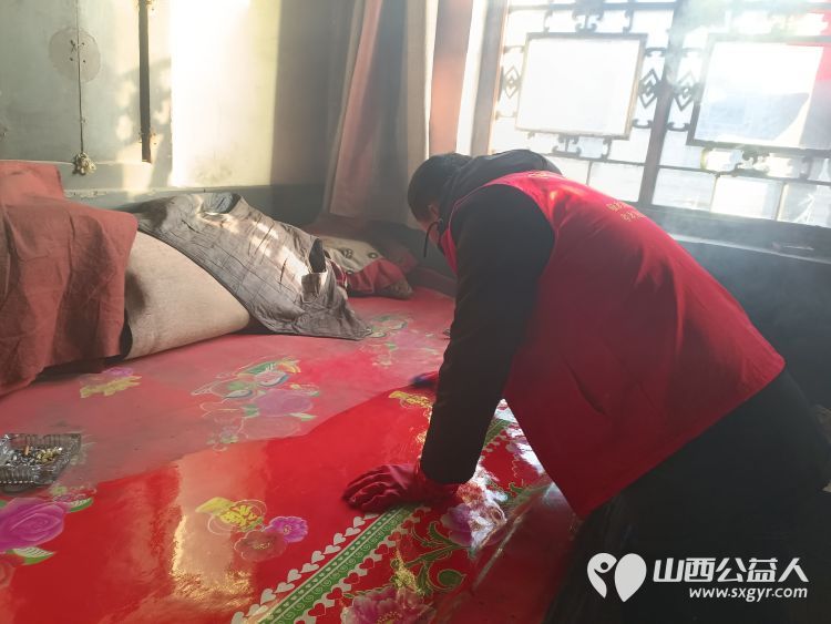 介休市敬老协会志愿者在张兰镇旧新堡村入户特困老人90岁侯怀钰家中送一份儿女般的关爱 - 第12张 - 山西公益人 介休市敬老协会志愿者在张兰镇旧新堡村入户特困老人90岁侯怀钰家中送一份儿女般的关爱 - 第12张