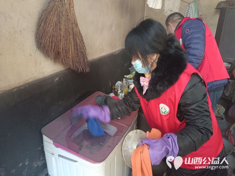 介休市敬老协会志愿者在张兰镇旧新堡村入户特困老人90岁侯怀钰家中送一份儿女般的关爱 - 第15张 - 山西公益人 介休市敬老协会志愿者在张兰镇旧新堡村入户特困老人90岁侯怀钰家中送一份儿女般的关爱 - 第15张