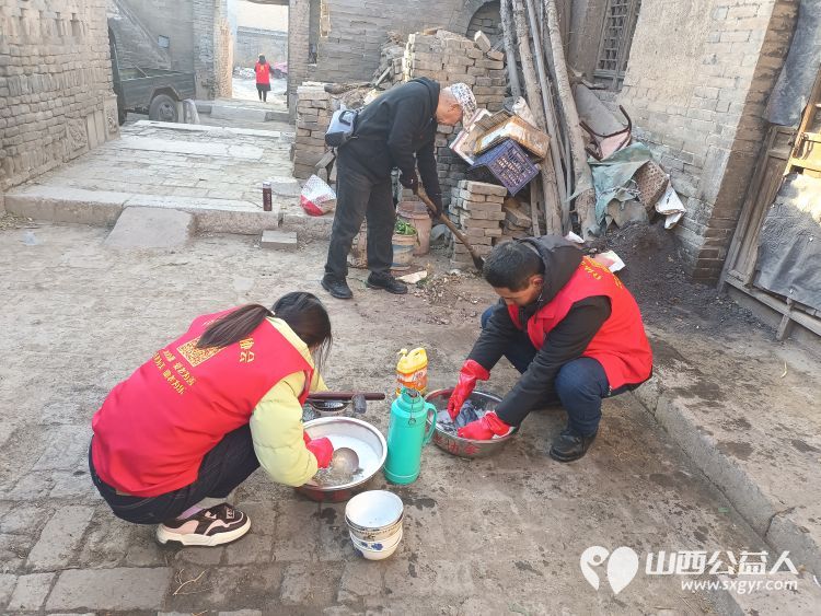 介休市敬老协会志愿者在张兰镇旧新堡村入户特困老人90岁侯怀钰家中送一份儿女般的关爱 - 第6张 - 山西公益人 介休市敬老协会志愿者在张兰镇旧新堡村入户特困老人90岁侯怀钰家中送一份儿女般的关爱 - 第6张
