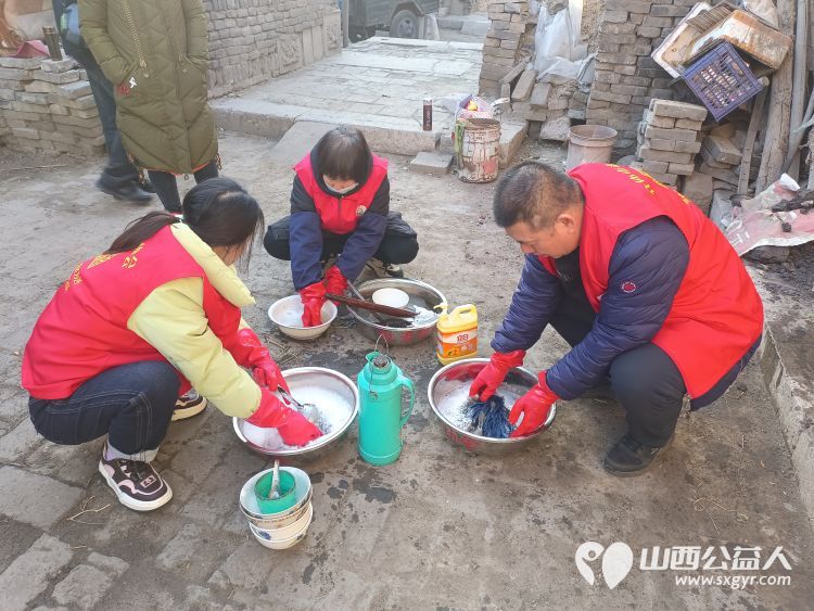 介休市敬老协会志愿者在张兰镇旧新堡村入户特困老人90岁侯怀钰家中送一份儿女般的关爱 - 第7张 - 山西公益人 介休市敬老协会志愿者在张兰镇旧新堡村入户特困老人90岁侯怀钰家中送一份儿女般的关爱 - 第7张