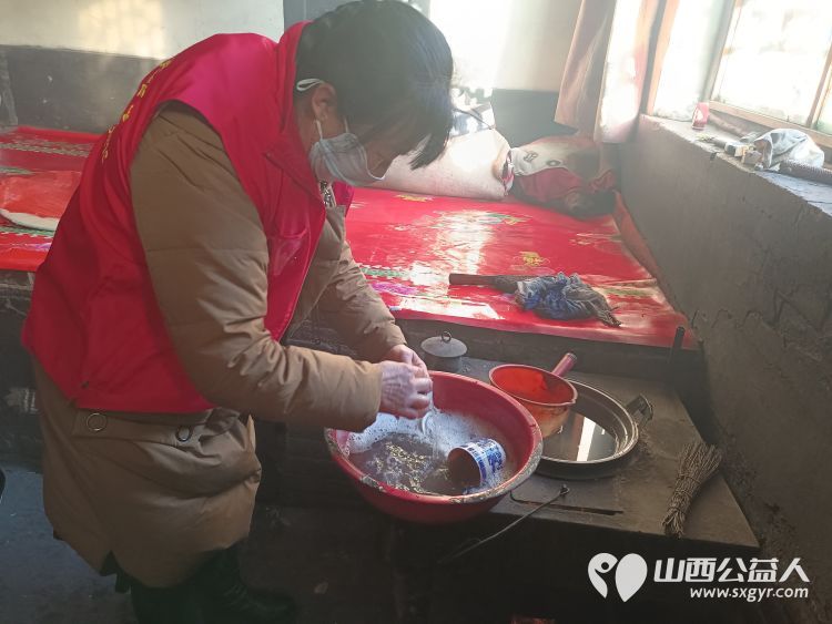 介休市敬老协会志愿者在张兰镇旧新堡村入户特困老人90岁侯怀钰家中送一份儿女般的关爱 - 第8张 - 山西公益人 介休市敬老协会志愿者在张兰镇旧新堡村入户特困老人90岁侯怀钰家中送一份儿女般的关爱 - 第8张