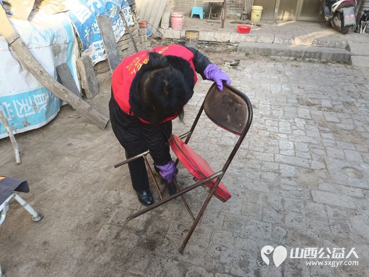 介休市敬老协会志愿者在张兰镇旧新堡村入户特困老人90岁侯怀钰家中送一份儿女般的关爱 - 第3张 - 山西公益人 介休市敬老协会志愿者在张兰镇旧新堡村入户特困老人90岁侯怀钰家中送一份儿女般的关爱 - 第3张