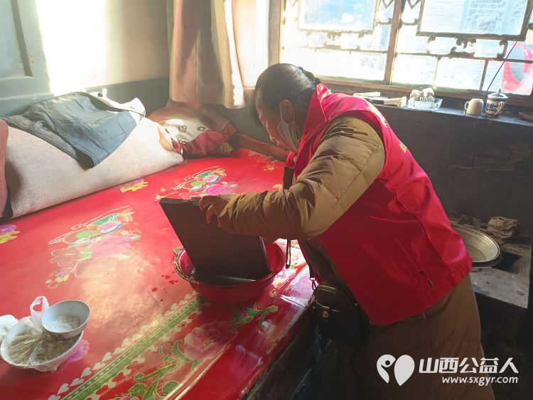 介休市敬老协会志愿者在张兰镇旧新堡村入户特困老人90岁侯怀钰家中送一份儿女般的关爱 - 第9张 - 山西公益人 介休市敬老协会志愿者在张兰镇旧新堡村入户特困老人90岁侯怀钰家中送一份儿女般的关爱 - 第9张