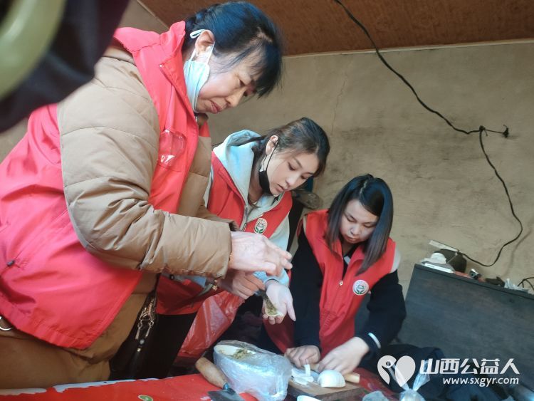 介休市敬老协会志愿者在张兰镇旧新堡村入户特困老人90岁侯怀钰家中送一份儿女般的关爱 - 第16张 - 山西公益人 介休市敬老协会志愿者在张兰镇旧新堡村入户特困老人90岁侯怀钰家中送一份儿女般的关爱 - 第16张