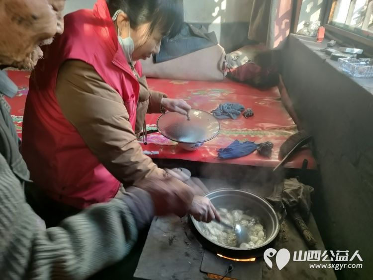 介休市敬老协会志愿者在张兰镇旧新堡村入户特困老人90岁侯怀钰家中送一份儿女般的关爱 - 第17张 - 山西公益人 介休市敬老协会志愿者在张兰镇旧新堡村入户特困老人90岁侯怀钰家中送一份儿女般的关爱 - 第17张