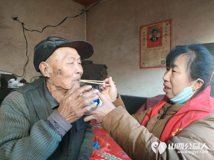 介休市敬老协会志愿者在张兰镇旧新堡村入户特困老人90岁侯怀钰家中送一份儿女般的关爱 - 第18张 - 山西公益人 介休市敬老协会志愿者在张兰镇旧新堡村入户特困老人90岁侯怀钰家中送一份儿女般的关爱 - 第18张