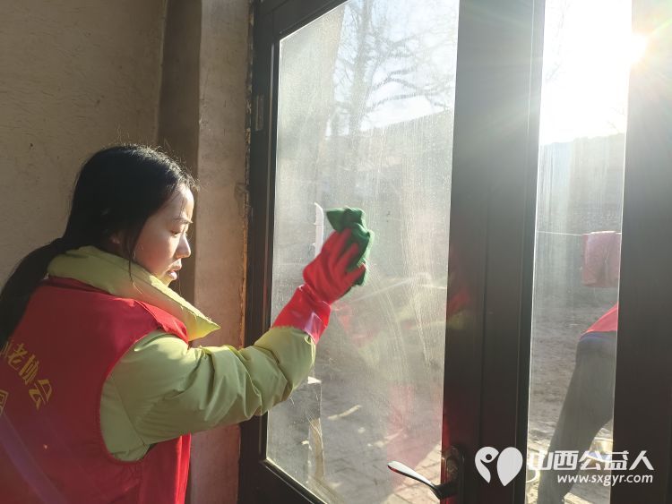 介休市敬老协会志愿者在张兰镇旧新堡村入户特困老人84岁张学祥家给老人整理出一个温馨的家 - 第8张 - 山西公益人 介休市敬老协会志愿者在张兰镇旧新堡村入户特困老人84岁张学祥家给老人整理出一个温馨的家 - 第8张