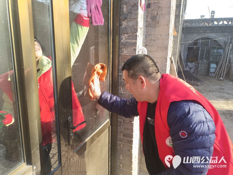 介休市敬老协会志愿者在张兰镇旧新堡村入户特困老人84岁张学祥家给老人整理出一个温馨的家 - 第12张 - 山西公益人 介休市敬老协会志愿者在张兰镇旧新堡村入户特困老人84岁张学祥家给老人整理出一个温馨的家 - 第12张