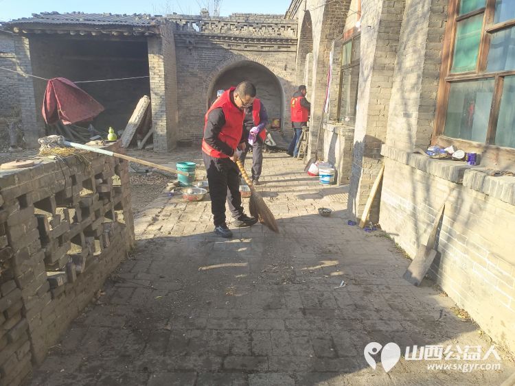 介休市敬老协会志愿者在张兰镇旧新堡村入户特困老人84岁张学祥家给老人整理出一个温馨的家 - 第5张 - 山西公益人 介休市敬老协会志愿者在张兰镇旧新堡村入户特困老人84岁张学祥家给老人整理出一个温馨的家 - 第5张