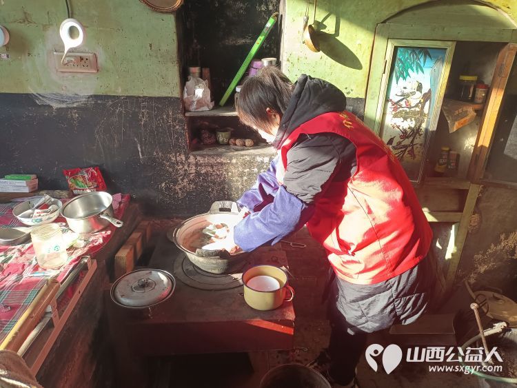 介休市敬老协会志愿者在张兰镇旧新堡村入户特困老人84岁张学祥家给老人整理出一个温馨的家 - 第6张 - 山西公益人 介休市敬老协会志愿者在张兰镇旧新堡村入户特困老人84岁张学祥家给老人整理出一个温馨的家 - 第6张