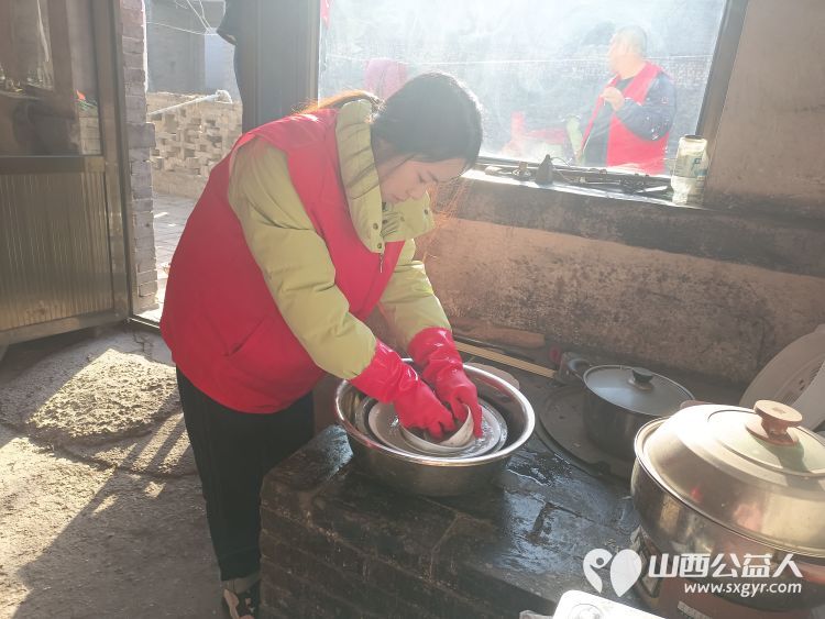 介休市敬老协会志愿者在张兰镇旧新堡村入户特困老人84岁张学祥家给老人整理出一个温馨的家 - 第2张 - 山西公益人 介休市敬老协会志愿者在张兰镇旧新堡村入户特困老人84岁张学祥家给老人整理出一个温馨的家 - 第2张