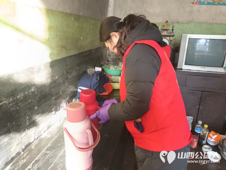 介休市敬老协会志愿者在张兰镇旧新堡村入户特困老人84岁张学祥家给老人整理出一个温馨的家 - 第7张 - 山西公益人 介休市敬老协会志愿者在张兰镇旧新堡村入户特困老人84岁张学祥家给老人整理出一个温馨的家 - 第7张