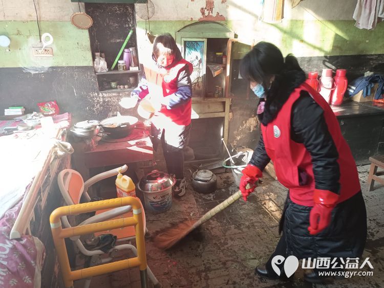 介休市敬老协会志愿者在张兰镇旧新堡村入户特困老人84岁张学祥家给老人整理出一个温馨的家 - 第4张 - 山西公益人 介休市敬老协会志愿者在张兰镇旧新堡村入户特困老人84岁张学祥家给老人整理出一个温馨的家 - 第4张