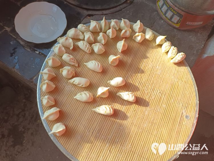 介休市敬老协会志愿者在张兰镇旧新堡村入户特困老人84岁张学祥家给老人整理出一个温馨的家 - 第14张 - 山西公益人 介休市敬老协会志愿者在张兰镇旧新堡村入户特困老人84岁张学祥家给老人整理出一个温馨的家 - 第14张