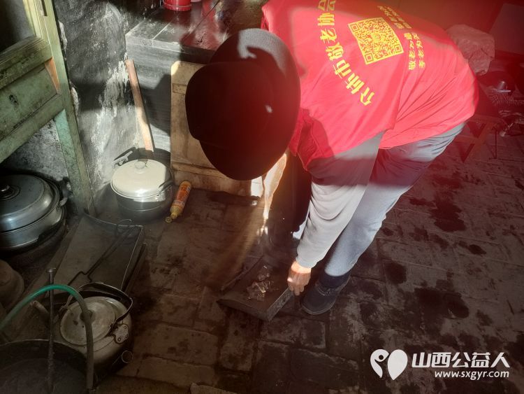 介休市敬老协会志愿者在张兰镇旧新堡村入户特困老人84岁张学祥家给老人整理出一个温馨的家 - 第3张 - 山西公益人 介休市敬老协会志愿者在张兰镇旧新堡村入户特困老人84岁张学祥家给老人整理出一个温馨的家 - 第3张