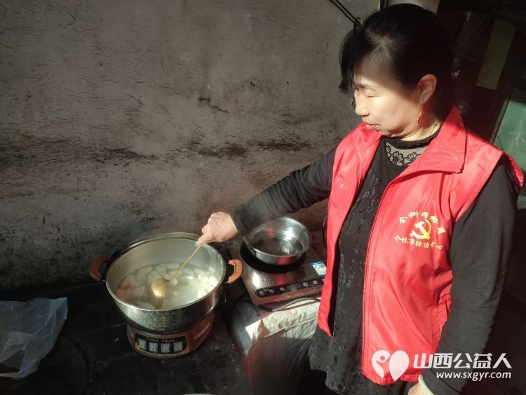 介休市敬老协会志愿者在张兰镇旧新堡村入户特困老人84岁张学祥家给老人整理出一个温馨的家 - 第10张 - 山西公益人 介休市敬老协会志愿者在张兰镇旧新堡村入户特困老人84岁张学祥家给老人整理出一个温馨的家 - 第10张