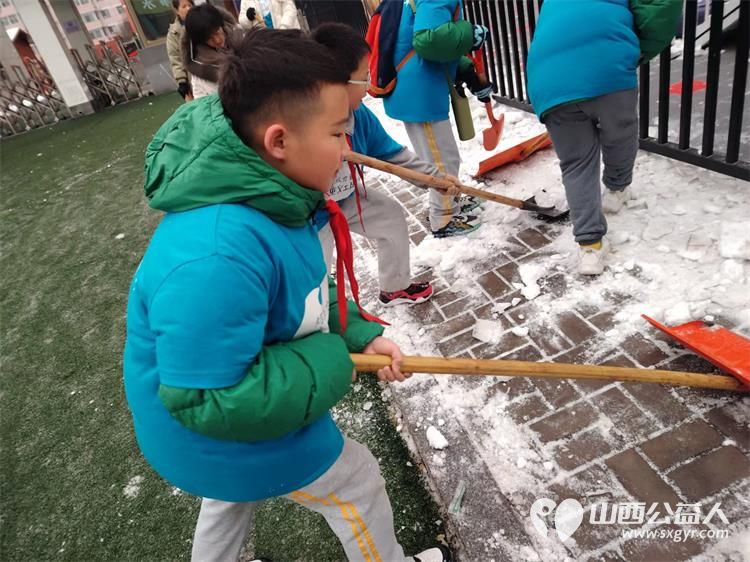 寒冬虽冷,童心很暖!太原市儿童友好促进会八一小学龙城志愿小分队利用午休时间开展了护学行动 - 第3张 - 山西公益人 寒冬虽冷,童心很暖!太原市儿童友好促进会八一小学龙城志愿小分队利用午休时间开展了护学行动 - 第3张