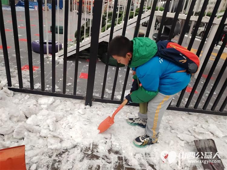 寒冬虽冷,童心很暖!太原市儿童友好促进会八一小学龙城志愿小分队利用午休时间开展了护学行动 - 第4张 - 山西公益人 寒冬虽冷,童心很暖!太原市儿童友好促进会八一小学龙城志愿小分队利用午休时间开展了护学行动 - 第4张