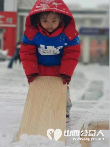太原市蚂蚁力量儿童义工团的小小志愿者们热火朝天的清理积雪的劳动现场 - 第14张 - 山西公益人 太原市蚂蚁力量儿童义工团的小小志愿者们热火朝天的清理积雪的劳动现场 - 第14张