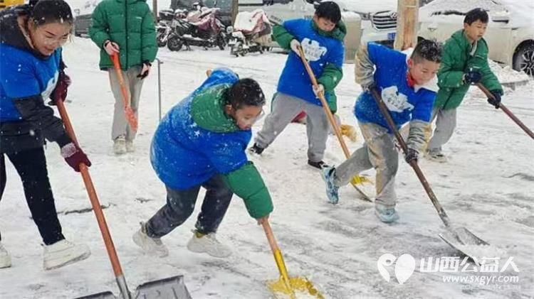 太原市蚂蚁力量儿童义工团的小小志愿者们热火朝天的清理积雪的劳动现场 - 第1张 - 山西公益人 太原市蚂蚁力量儿童义工团的小小志愿者们热火朝天的清理积雪的劳动现场 - 第1张
