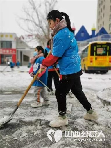 太原市蚂蚁力量儿童义工团的小小志愿者们热火朝天的清理积雪的劳动现场 - 第5张 - 山西公益人 太原市蚂蚁力量儿童义工团的小小志愿者们热火朝天的清理积雪的劳动现场 - 第5张
