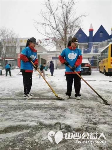 太原市蚂蚁力量儿童义工团的小小志愿者们热火朝天的清理积雪的劳动现场 - 第3张 - 山西公益人 太原市蚂蚁力量儿童义工团的小小志愿者们热火朝天的清理积雪的劳动现场 - 第3张