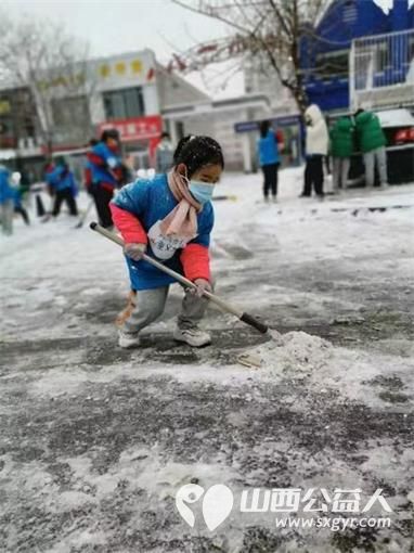 太原市蚂蚁力量儿童义工团的小小志愿者们热火朝天的清理积雪的劳动现场 - 第2张 - 山西公益人 太原市蚂蚁力量儿童义工团的小小志愿者们热火朝天的清理积雪的劳动现场 - 第2张