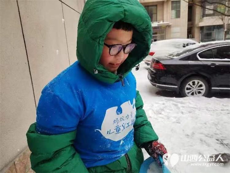 太原市蚂蚁力量儿童义工团的小小志愿者们热火朝天的清理积雪的劳动现场 - 第17张 - 山西公益人 太原市蚂蚁力量儿童义工团的小小志愿者们热火朝天的清理积雪的劳动现场 - 第17张