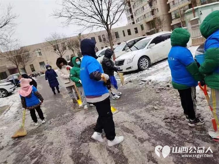 太原市蚂蚁力量儿童义工团的小小志愿者们热火朝天的清理积雪的劳动现场 - 第16张 - 山西公益人 太原市蚂蚁力量儿童义工团的小小志愿者们热火朝天的清理积雪的劳动现场 - 第16张