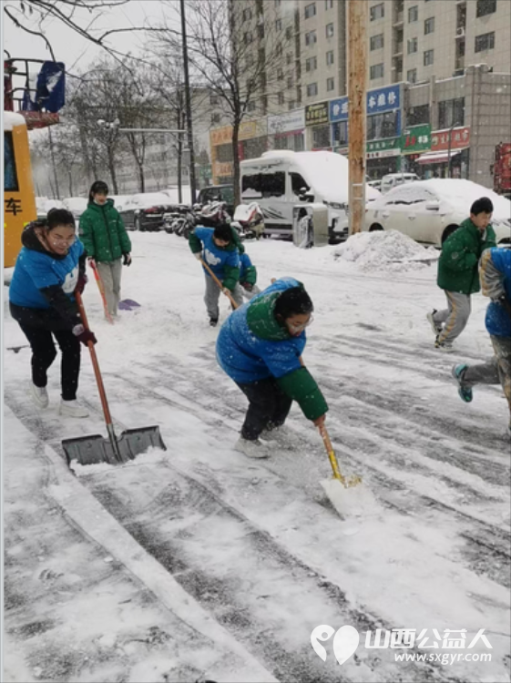 太原市蚂蚁力量儿童义工团的小小志愿者们热火朝天的清理积雪的劳动现场 - 第11张 - 山西公益人 太原市蚂蚁力量儿童义工团的小小志愿者们热火朝天的清理积雪的劳动现场 - 第11张