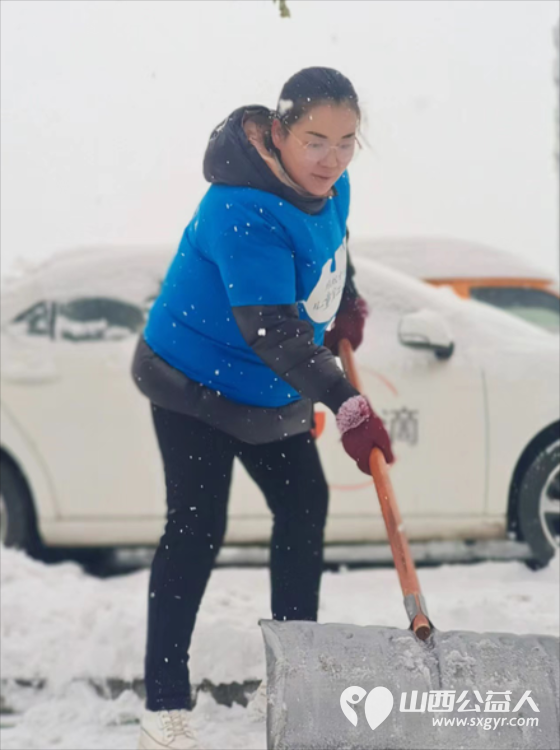 太原市蚂蚁力量儿童义工团的小小志愿者们热火朝天的清理积雪的劳动现场 - 第9张 - 山西公益人 太原市蚂蚁力量儿童义工团的小小志愿者们热火朝天的清理积雪的劳动现场 - 第9张
