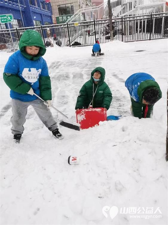 太原市蚂蚁力量儿童义工团的小小志愿者们热火朝天的清理积雪的劳动现场 - 第10张 - 山西公益人 太原市蚂蚁力量儿童义工团的小小志愿者们热火朝天的清理积雪的劳动现场 - 第10张