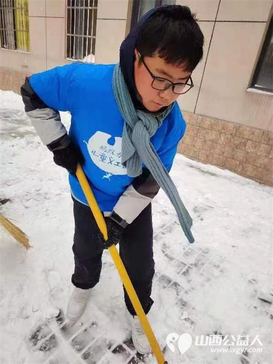 太原市蚂蚁力量儿童义工团的小小志愿者们热火朝天的清理积雪的劳动现场 - 第6张 - 山西公益人 太原市蚂蚁力量儿童义工团的小小志愿者们热火朝天的清理积雪的劳动现场 - 第6张