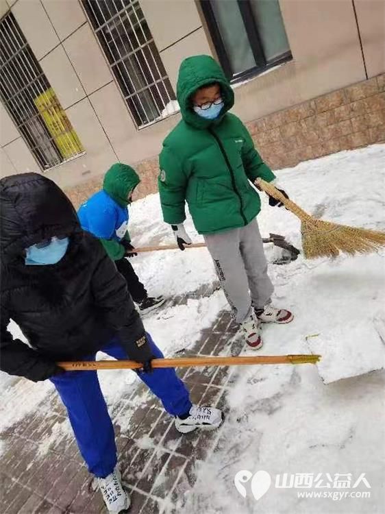 太原市蚂蚁力量儿童义工团的小小志愿者们热火朝天的清理积雪的劳动现场 - 第7张 - 山西公益人 太原市蚂蚁力量儿童义工团的小小志愿者们热火朝天的清理积雪的劳动现场 - 第7张
