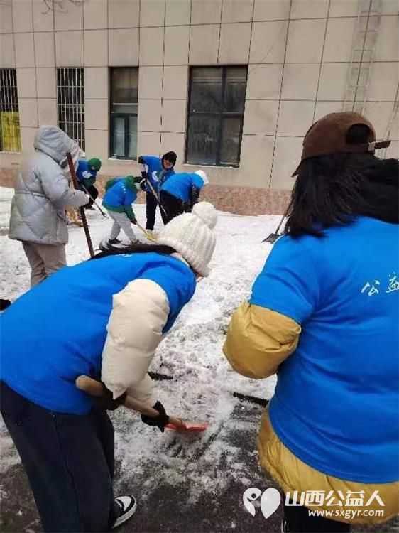 太原市蚂蚁力量儿童义工团的小小志愿者们热火朝天的清理积雪的劳动现场 - 第8张 - 山西公益人 太原市蚂蚁力量儿童义工团的小小志愿者们热火朝天的清理积雪的劳动现场 - 第8张