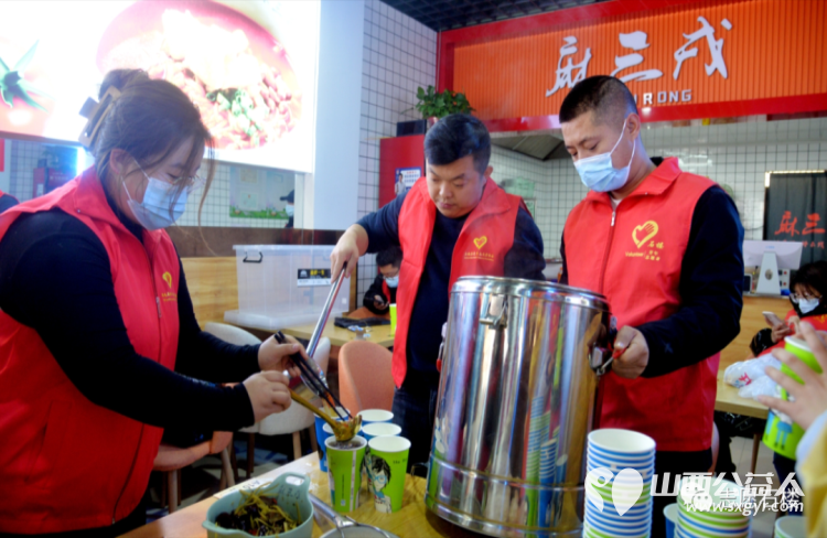 共青团石楼县委、石楼县青年志愿者协会、石楼县青年联合会组织青年志愿者、爱心商家开展“一杯姜茶•温暖石楼”志愿服务活动 - 第5张