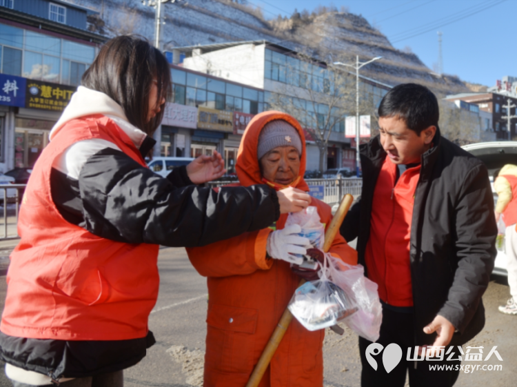 共青团石楼县委、石楼县青年志愿者协会、石楼县青年联合会组织青年志愿者、爱心商家开展“一杯姜茶•温暖石楼”志愿服务活动 - 第12张