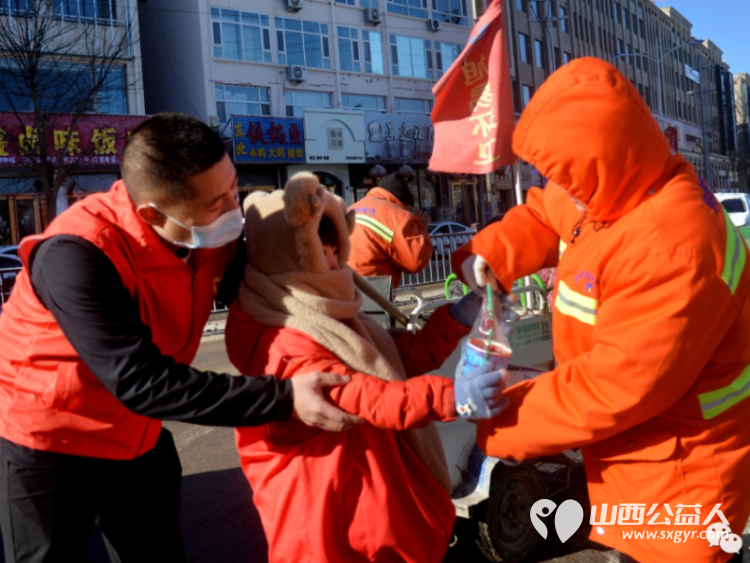 共青团石楼县委、石楼县青年志愿者协会、石楼县青年联合会组织青年志愿者、爱心商家开展“一杯姜茶•温暖石楼”志愿服务活动 - 第11张